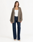 Cardigan donna oversize tortora in misto lana indossato, figura intera