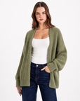 Cardigan donna verde in misto lana, dettaglio a mezzo busto