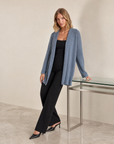 Cardigan color jeans indossato da Polly 5, vista tre quarti