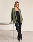 Cardigan verde militare indossato da Polly 5, vista tre quarti