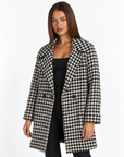 Cardigan donna lungo pied de poule bianco e nero indossato da Polly 4 – dettaglio