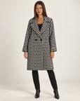 Cardigan donna lungo pied de poule bianco e nero indossato da Polly 4 – frontale