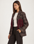 Cardigan donna a quadri marrone scuro con revers e frange bordeaux, Polly 4 – tre-quarti
