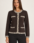 Cardigan donna marrone con bordi a contrasto e bottoni gioiello, dettaglio parte superiore su Polly 4