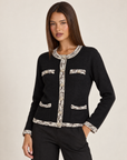 Cardigan donna nero con bordi a contrasto e bottoni gioiello, vista tre quarti su Polly 4
