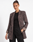Cardigan donna leopardato marrone e nero con revers indossato da Polly 6 – tre-quarti