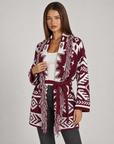 Cardigan lungo con frange e cintura bordeaux, indossato da Polly 4, vista di tre quarti