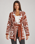 Cardigan lungo con frange e cintura coccio, indossato da Polly 4, vista frontale