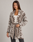 Cardigan lungo con frange e cintura fango, indossato da Polly 4, vista di tre quarti