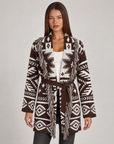 Cardigan lungo con frange e cintura marrone, indossato da Polly 4, vista frontale