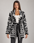 Cardigan lungo con frange e cintura nero, indossato da Polly 4, vista frontale