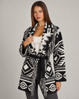 Cardigan lungo con frange e cintura nero, indossato da Polly 4, vista di tre quarti