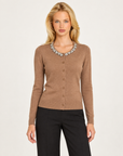 Cardigan donna camel con collo gioiello e bottoni, Polly 7 - vista frontale