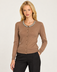 Cardigan donna camel con collo gioiello e bottoni, Polly 7 - dettaglio dello scollo