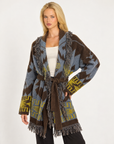 Cardigan donna fantasia geometrica con frange e cintura Blu, indossato da Polly 7 - dettaglio parte superiore