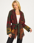 Cardigan donna fantasia geometrica con frange e cintura Bordeaux, indossato da Polly 7 - dettaglio parte superiore
