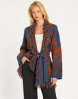 Cardigan donna fantasia geometrica con frange e cintura Camel, indossato da Polly 7 - dettaglio parte superiore