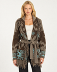 Cardigan donna fantasia geometrica con frange e cintura Marrone, indossato da Polly 7 - vista frontale