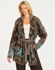 Cardigan donna fantasia geometrica con frange e cintura Marrone, indossato da Polly 7 - dettaglio parte superiore