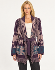 Cardigan donna fantasia geometrica con frange e cintura Viola, indossato da Polly 7 - vista frontale