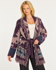 Cardigan donna fantasia geometrica con frange e cintura Viola, indossato da Polly 7 - dettaglio parte superiore