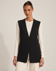 Cardigan donna nero senza maniche con scollo a V e tasche, indossato da Polly 6 – frontale