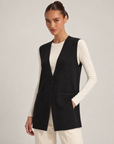 Cardigan donna nero senza maniche con scollo a V e tasche, indossato da Polly 6 – tre-quarti