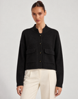 Cardigan donna corto nero con collo alto, bottoni e tasche, indossato da Polly 6 – frontale