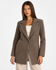 Cardigan donna marrone mélange con revers indossato da Polly 4 - dettaglio