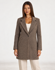 Cardigan donna marrone mélange con revers indossato da Polly 4 - frontale