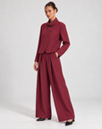 Completo donna con giacca a bottoni e pantaloni Bordeaux indossato da Polly 6 - vista tre quarti