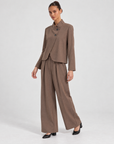 Completo donna con giacca a bottoni e pantaloni Marrone indossato da Polly 6 - vista tre quarti