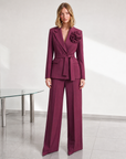 Completo blazer con fiore bordeaux indossato da Polly 5, cintura in vita, vista frontale