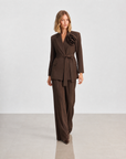 Completo blazer con fiore marrone indossato da Polly 5, cintura in vita, vista tre-quarti