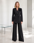 Completo blazer con fiore nero indossato da Polly 5, cintura in vita, vista frontale