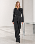 Completo blazer con fiore nero indossato da Polly 5, cintura in vita, vista tre-quarti