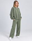 Completo donna B13 6893 verde indossato da Polly 5 – vista tre-quarti