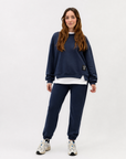 Completo donna oversize con jogger blu indossato da Polly 2 - vista frontale