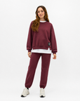 Completo donna oversize con jogger bordeaux indossato da Polly 2 - vista frontale