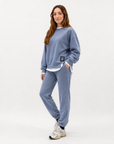 Completo donna oversize con jogger denim indossato da Polly 2 - vista tre quarti
