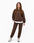 Completo donna oversize con jogger marrone indossato da Polly 2 - vista frontale