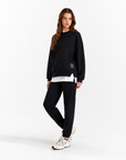 Completo donna oversize con jogger nero indossato da Polly 2 - vista tre quarti