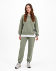 Completo donna oversize con jogger verde indossato da Polly 2 - vista frontale