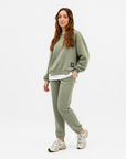 Completo donna oversize con jogger verde indossato da Polly 2 - vista tre quarti