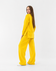 Completo donna con pantalone ampio indossato da Polly 2 - Giallo Canarino vista tre quarti
