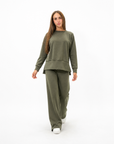 Completo donna con pantalone ampio indossato da Polly 2 - Verde vista frontale