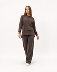 Completo donna con pantalone ampio indossato da Polly 2 - Fango vista frontale