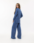 Completo donna con pantalone ampio indossato da Polly 2 - Denim vista tre quarti