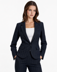 Blazer donna gessato blu, dettaglio revers e vestibilità