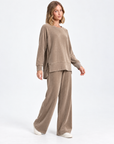 Completo donna in ciniglia beige indossato da Polly 5 – vista tre-quarti